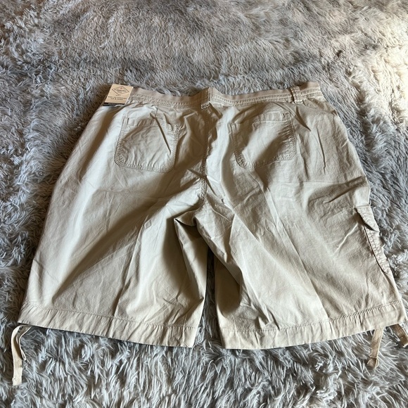 NWT St. John’s Bay cream mid rise Bermuda shorts - Picture 3 of 3
